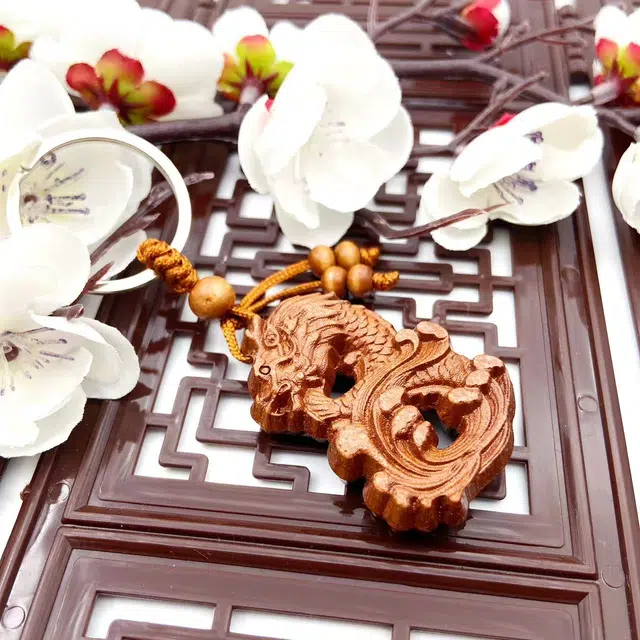 耳玺 雕刻龙腾踏浪中式好运连连吉祥如意新中式国潮纳福招财平安顺遂#好运#吉祥 桃木 钥匙扣 男女同款情侣款