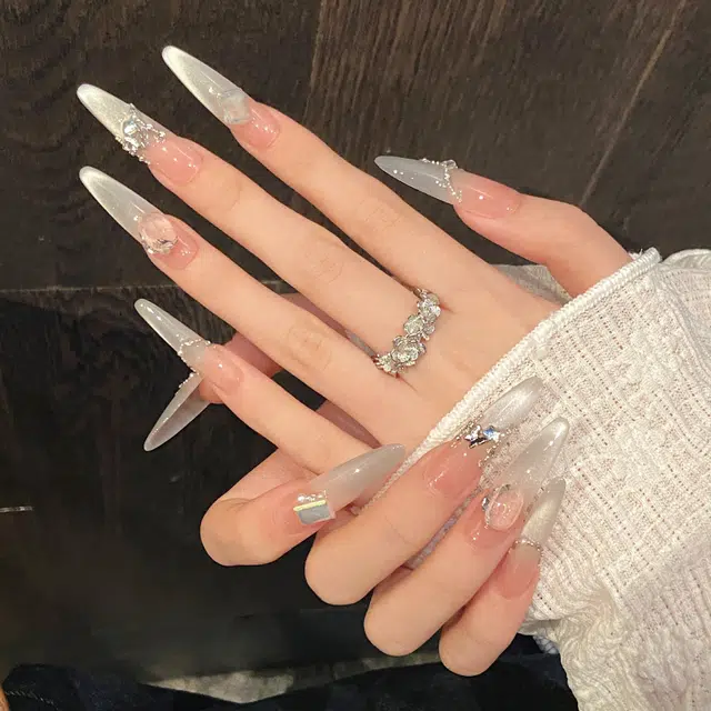 京婵雪 白巧月光珍珠链条碎钻  穿戴甲 椭圆长款灰粉渐变 猫眼