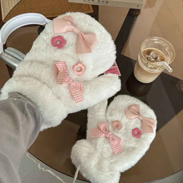 雅鹿 可爱少女花朵毛绒绒蝴蝶结冬季保暖加绒加厚防风挂脖骑车百搭学生户外骑车旅游出行毛绒 腈纶 绒线手套 女款