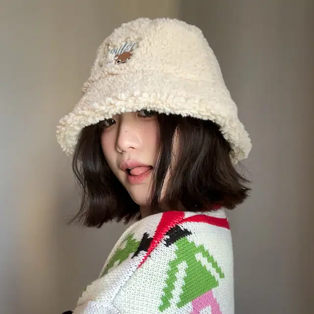 雅鹿 秋冬季甜美可爱百搭小熊字母刺绣保暖加厚显脸小户外出行羊羔绒防寒韩版时尚盆帽 聚酯纤维 渔夫帽 男女同款情侣款 礼盒装
