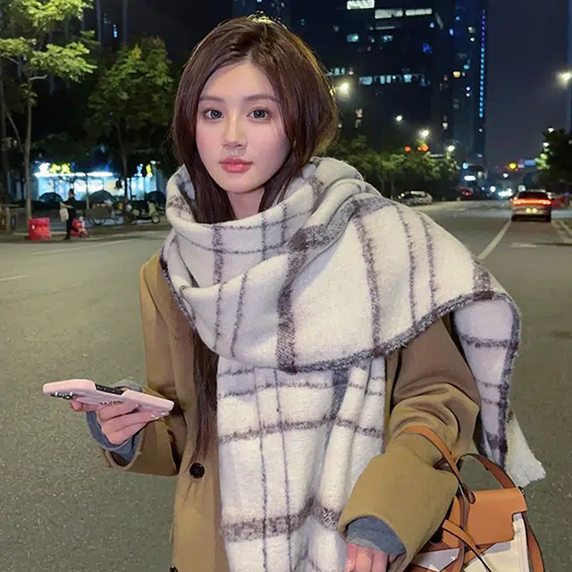 雅鹿 秋冬季氛围感格子条纹保暖加厚超温柔的两用披肩高级感户外防寒护颈学生百搭毛绒围脖 涤纶 绒线围巾 男女同款情侣款 礼盒装