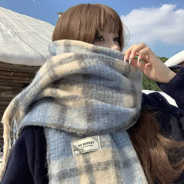 雅鹿 秋冬季海盐蓝色格子马海毛保暖加厚显白流苏两用披肩户外防寒护颈韩系氛围感毛绒围脖 聚酯纤维 绒线围巾 男女同款情侣款 礼盒装
