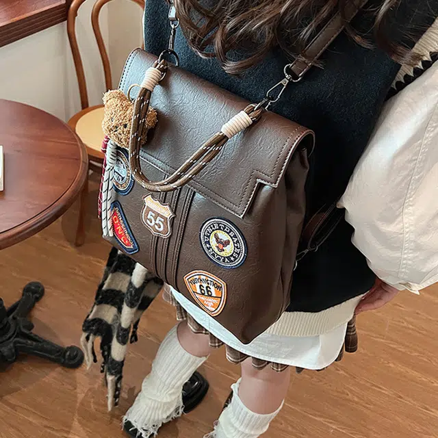雅鹿 高级感日系复古时尚简约小众徽章学院风手拎休闲百搭背包 涤纶 双肩包 中号 男女同款情侣款 咖啡色/黑色/米白色/棕色