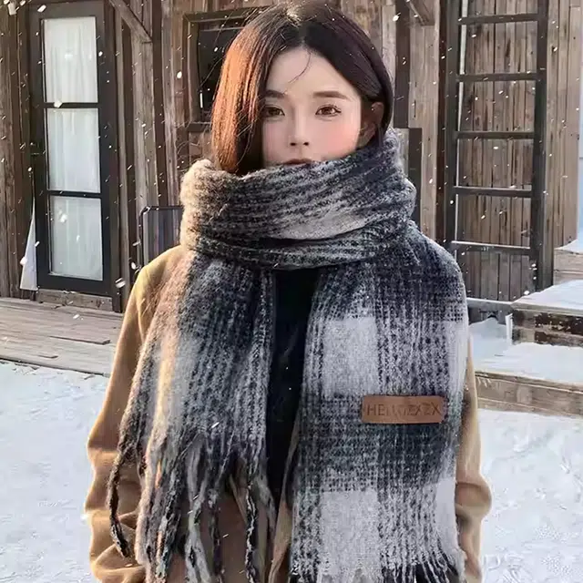雅鹿 秋冬季韩版氛围感马海毛保暖加厚显白流苏两用披肩户外防寒护颈软糯百搭学生毛绒围脖 聚酯纤维 绒线围巾 男女同款情侣款 礼盒装