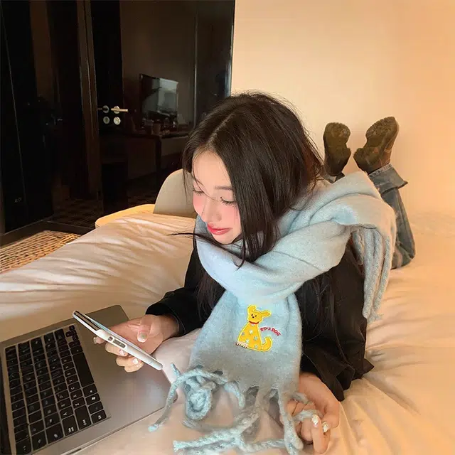 雅鹿 卡通可爱小狗保暖加厚显白流苏针织围脖秋冬季高级感复古百搭学生防寒护颈毛绒披肩 涤纶 绒线围巾 男女同款情侣款 礼盒装