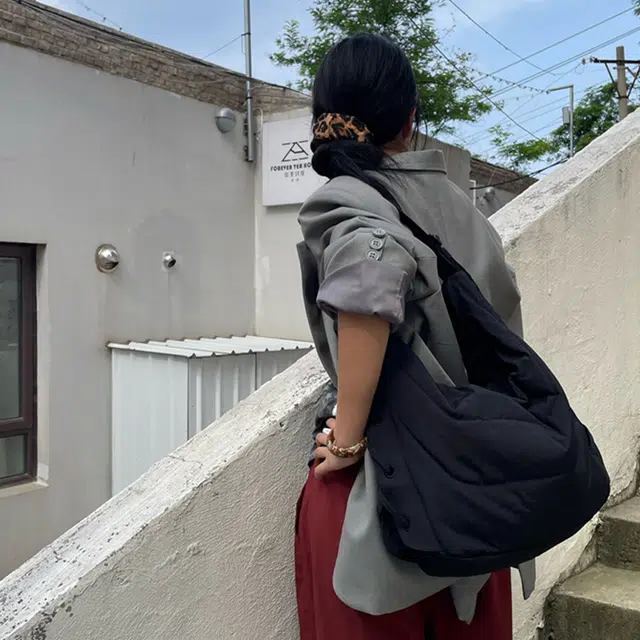 雅鹿 高级感流浪牛角包时尚潮流上班族通勤潮酷饺子包 牛津布 手提斜挎单肩包 常规 男女同款情侣款 黑色/咖啡色/杏色