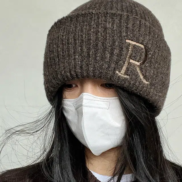 R