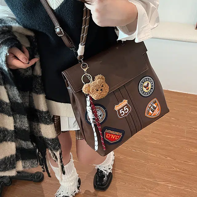 雅鹿 高级感日系复古时尚简约小众徽章学院风手拎休闲百搭背包 涤纶 双肩包 中号 男女同款情侣款 咖啡色/黑色/米白色/棕色