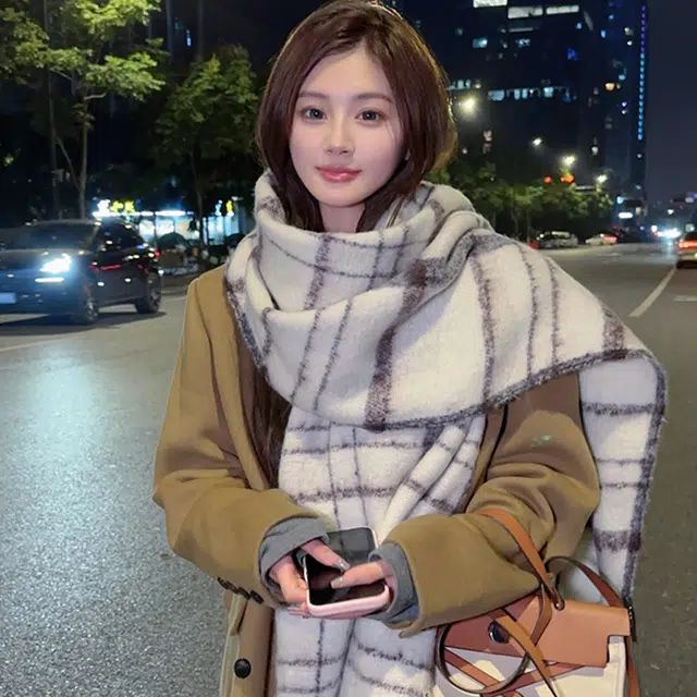 雅鹿 秋冬季氛围感格子条纹保暖加厚超温柔的两用披肩高级感户外防寒护颈学生百搭毛绒围脖 涤纶 绒线围巾 男女同款情侣款 礼盒装