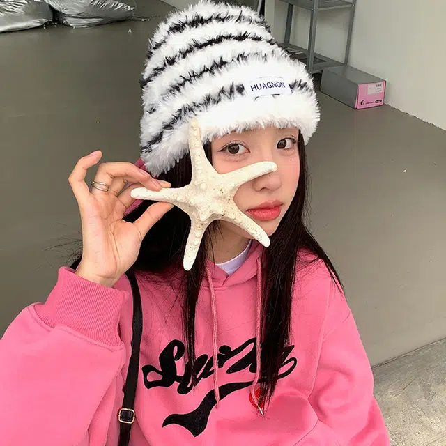雅鹿 秋冬季条纹显脸小毛绒绒保暖防寒毛线大头围护耳堆堆帽户外骑行加绒百搭大头围显脸小套头帽 棉 绒线帽 男女同款情侣款 礼盒装