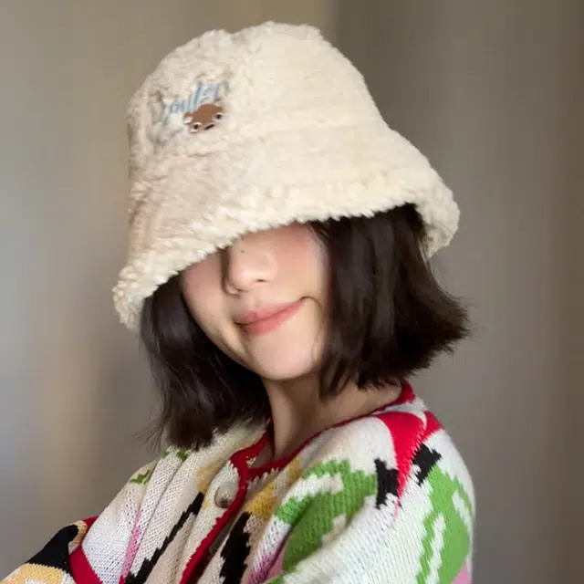 雅鹿 秋冬季甜美可爱百搭小熊字母刺绣保暖加厚显脸小户外出行羊羔绒防寒韩版时尚盆帽 聚酯纤维 渔夫帽 男女同款情侣款 礼盒装