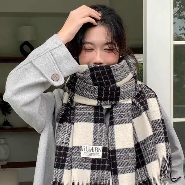雅鹿 秋冬季保暖加厚氛围感格子显白仿羊绒两用披肩户外防寒护颈学生百搭毛绒围脖 聚酯纤维 绒线围巾 男女同款情侣款 礼盒装