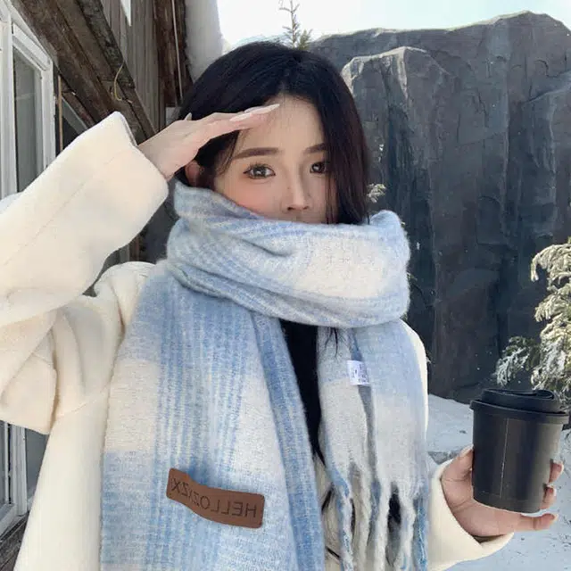 雅鹿 秋冬季韩版氛围感马海毛保暖加厚显白流苏两用披肩户外防寒护颈软糯百搭学生毛绒围脖 聚酯纤维 绒线围巾 男女同款情侣款 礼盒装