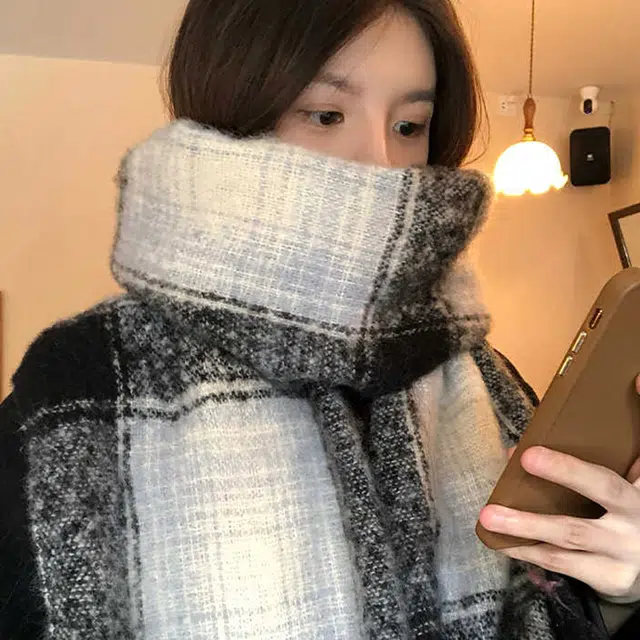 雅鹿 秋冬季撞色条纹格子保暖加厚流苏显白两用披肩高级感仿羊绒户外防寒护颈学生防风毛绒围脖 涤纶 绒线围巾 男女同款情侣款 礼盒装