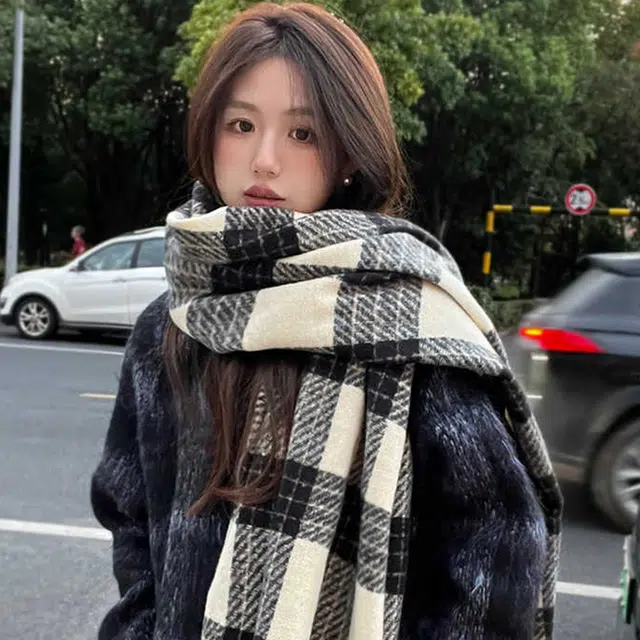 雅鹿 秋冬季保暖加厚氛围感格子显白仿羊绒两用披肩户外防寒护颈学生百搭毛绒围脖 聚酯纤维 绒线围巾 男女同款情侣款 礼盒装