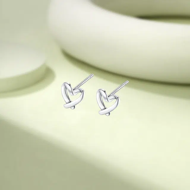 前方大荒野 镂空爱心简约养耳洞高级感耳饰日常通勤睡觉免摘 多种纯度材质 时尚耳钉 男女同款情侣款