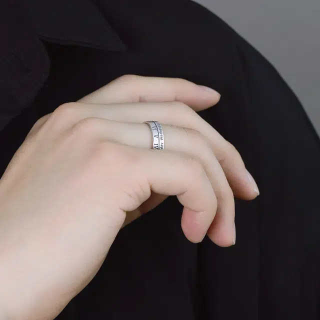 925