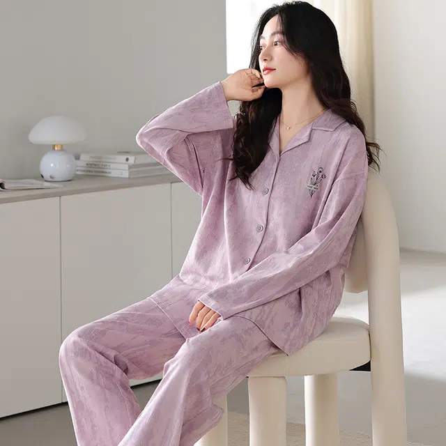 夏芬妍 休闲舒适简约高级感花朵刺绣经典翻领开衫家居服宽松柔软亲肤长袖长裤可外穿睡衣套装 女款 紫色