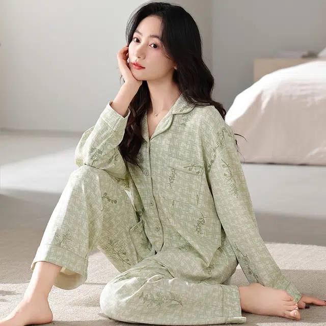 夏芬妍 休闲舒适简约高级感花卉千鸟格满印经典翻领开衫家居服宽松柔软亲肤长袖长裤可外穿睡衣套装 女款 浅绿色