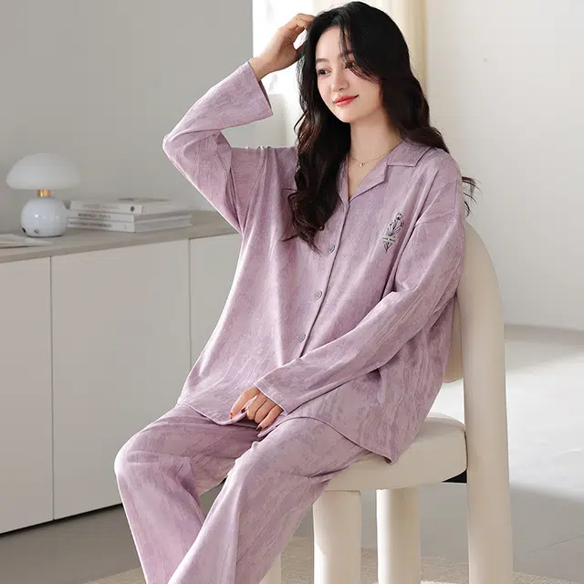 夏芬妍 休闲舒适简约高级感花朵刺绣经典翻领开衫家居服宽松柔软亲肤长袖长裤可外穿睡衣套装 女款 紫色