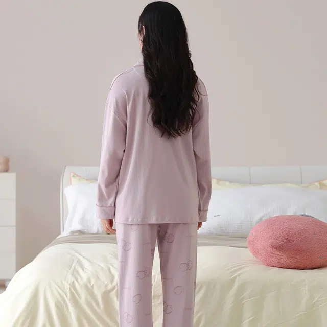 夏芬妍 休闲舒适简约高级感草莓字母印花经典翻领开衫家居服宽松柔软亲肤长袖长裤可外穿睡衣套装 女款 紫色