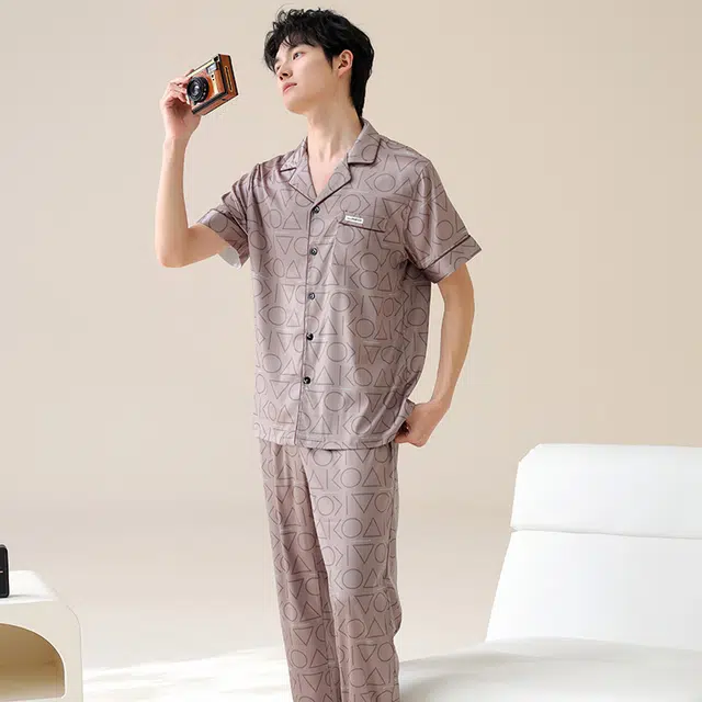 夏芬妍 简约轻柔丝滑微凉感几何图形冰丝翻领开衫家居服亲肤宽松舒适休闲短袖长裤可外穿睡衣套装 男款 棕色