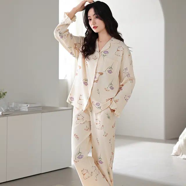 夏芬妍 休闲舒适简约高级感猫咪花朵叶子经典翻领开衫家居服宽松柔软亲肤长袖长裤可外穿睡衣套装 女款 杏色