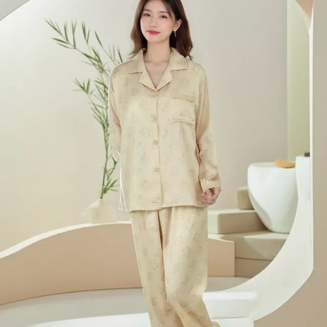 夏芬妍 时尚甜美小熊提花冰丝带胸垫翻领家居服简约休闲舒适亲肤宽松长袖长裤可外穿睡衣套装 女款 卡其色