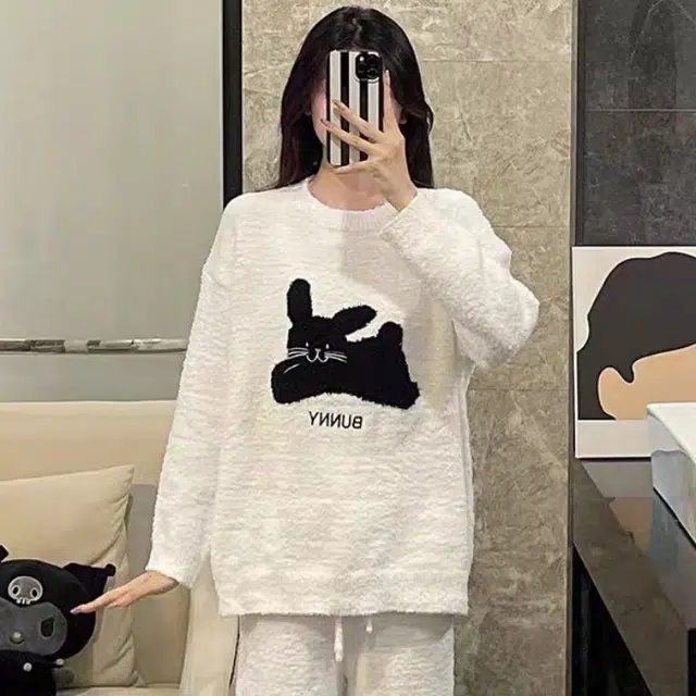 夏芬妍 简约甜美风可爱奔跑小猫咪半边绒圆领家居服加厚亲肤休闲舒适长袖长裤可外穿秋冬款睡衣套装 女款 礼袋装 白色