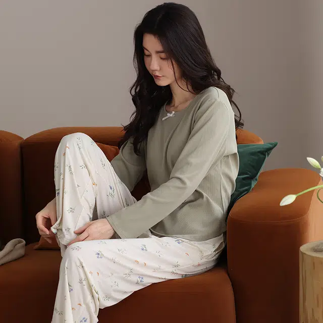 夏芬妍 时尚简约亲肤蝴蝶结叶子纯棉螺纹带胸垫圆领套头家居服舒适休闲长袖长裤可外穿春秋款睡衣套装 女款 绿杏色