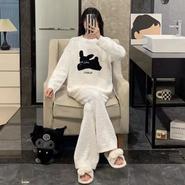 夏芬妍 简约甜美风可爱奔跑小猫咪半边绒圆领家居服加厚亲肤休闲舒适长袖长裤可外穿秋冬款睡衣套装 女款 礼袋装 白色