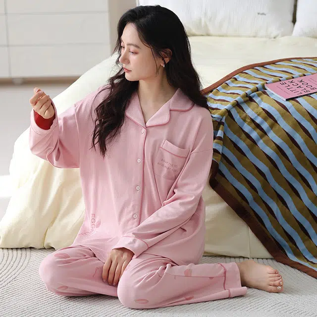 夏芬妍 休闲舒适简约高级感茄子字母印花经典翻领开衫家居服宽松柔软亲肤长袖长裤可外穿睡衣套装 女款 粉色