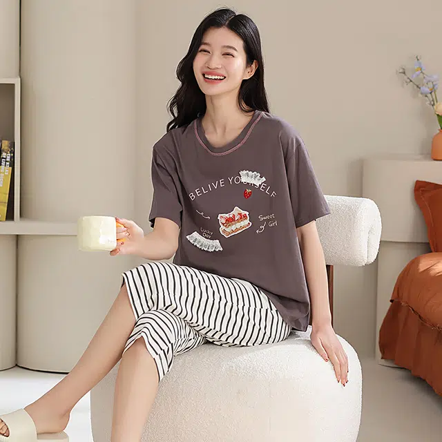 夏芬妍 简约大方柔软草蛋糕条纹裤圆领家居服亲肤休闲舒适短袖七分裤可外穿睡衣套装 女款 棕色