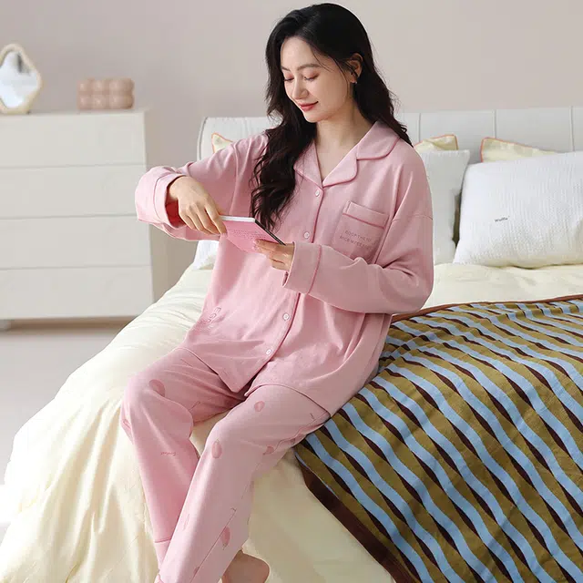 夏芬妍 休闲舒适简约高级感茄子字母印花经典翻领开衫家居服宽松柔软亲肤长袖长裤可外穿睡衣套装 女款 粉色