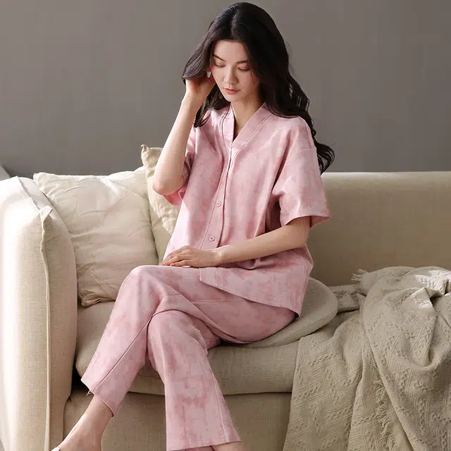 夏芬妍 时尚简约亲肤扎染风纯棉带胸垫开衫家居服舒适休闲短袖和服三件套可外穿睡衣套装 女款 粉色
