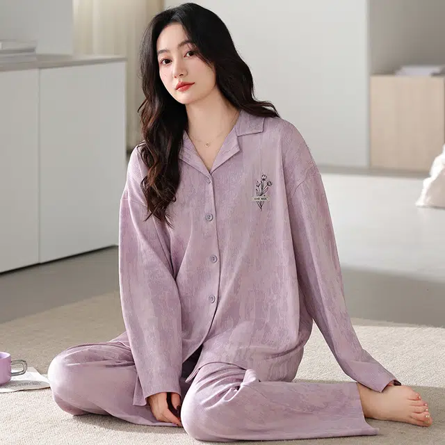 夏芬妍 休闲舒适简约高级感花朵刺绣经典翻领开衫家居服宽松柔软亲肤长袖长裤可外穿睡衣套装 女款 紫色