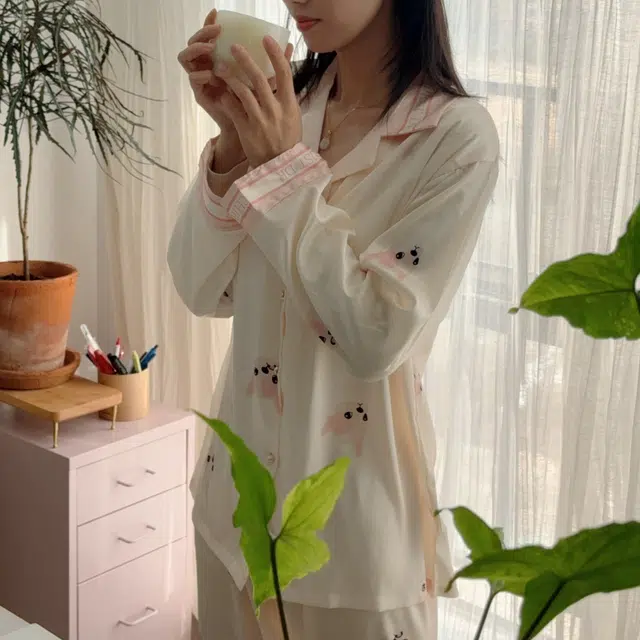 夏芬妍 简约休闲高级感法斗冰丝翻领带胸垫家居服舒适亲肤宽松长袖长裤可外穿睡衣套装 女款 杏色