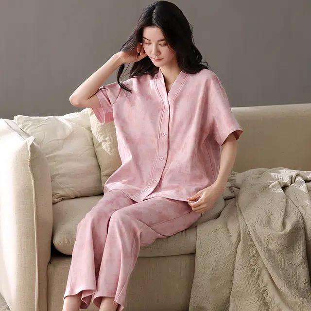 夏芬妍 时尚简约亲肤扎染风纯棉带胸垫开衫家居服舒适休闲短袖和服三件套可外穿睡衣套装 女款 粉色