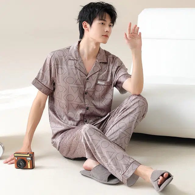 夏芬妍 简约轻柔丝滑微凉感几何图形冰丝翻领开衫家居服亲肤宽松舒适休闲短袖长裤可外穿睡衣套装 男款 棕色