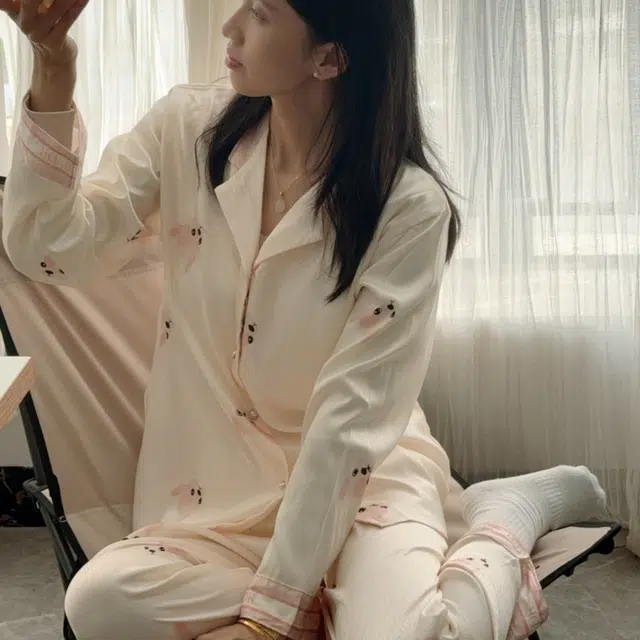 夏芬妍 简约休闲高级感法斗冰丝翻领带胸垫家居服舒适亲肤宽松长袖长裤可外穿睡衣套装 女款 杏色