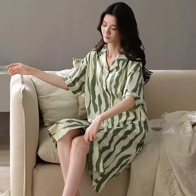 夏芬妍 简约亲肤不规则条纹纯棉开衫家居服舒适休闲短袖翻领时尚可外穿睡裙 女款 绿色