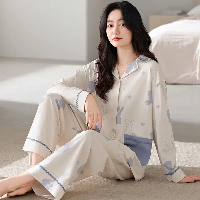 夏芬妍 休闲舒适简约高级感兔子花朵贴袋经典翻领开衫家居服宽松柔软亲肤长袖长裤可外穿睡衣套装 女款 杏色