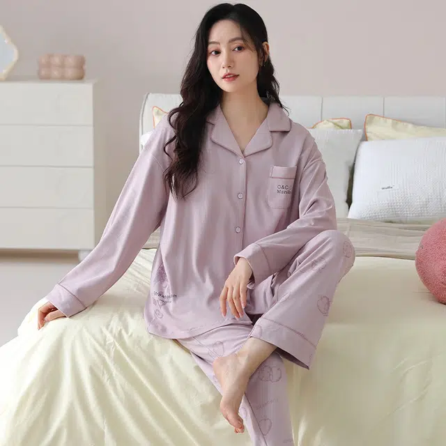 夏芬妍 休闲舒适简约高级感草莓字母印花经典翻领开衫家居服宽松柔软亲肤长袖长裤可外穿睡衣套装 女款 紫色