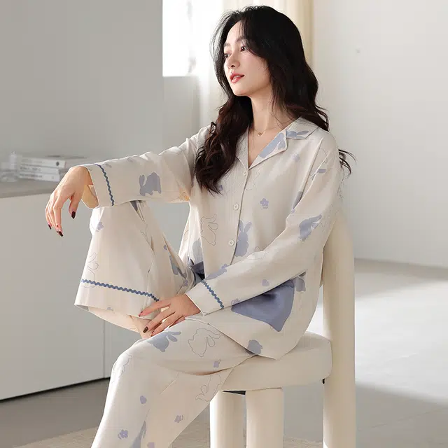 夏芬妍 休闲舒适简约高级感兔子花朵贴袋经典翻领开衫家居服宽松柔软亲肤长袖长裤可外穿睡衣套装 女款 杏色