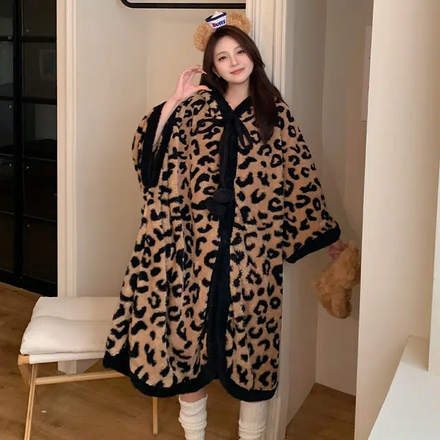 夏芬妍 柔软亲肤时尚豹纹卡通连帽珊瑚绒家居服睡衣加厚保暖长袖可外穿秋冬款睡袍 女款 棕色