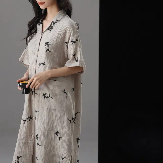 夏芬妍 时尚轻盈舒适柔软侘寂风金鱼满印圆领婴儿棉双层纱睡衣家居服休闲亲肤宽松长袖可外穿睡裙 女款 灰色
