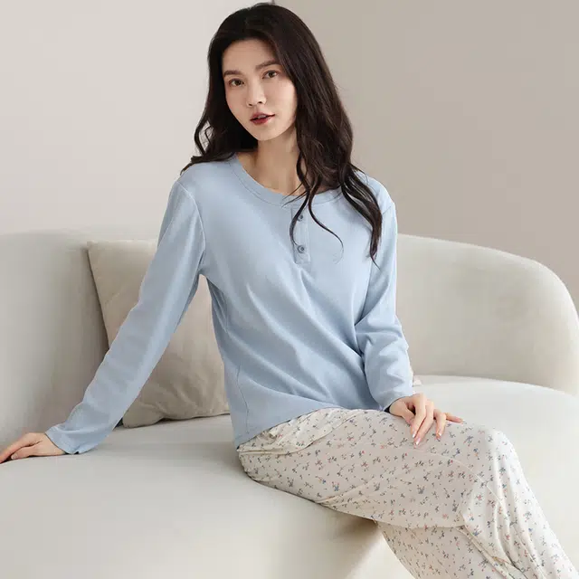 夏芬妍 时尚简约亲肤纽扣碎花纯棉螺纹带胸垫圆领套头家居服舒适休闲长袖长裤可外穿春秋款睡衣套装 女款 蓝白色
