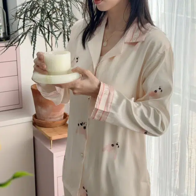 夏芬妍 简约休闲高级感法斗冰丝翻领带胸垫家居服舒适亲肤宽松长袖长裤可外穿睡衣套装 女款 杏色
