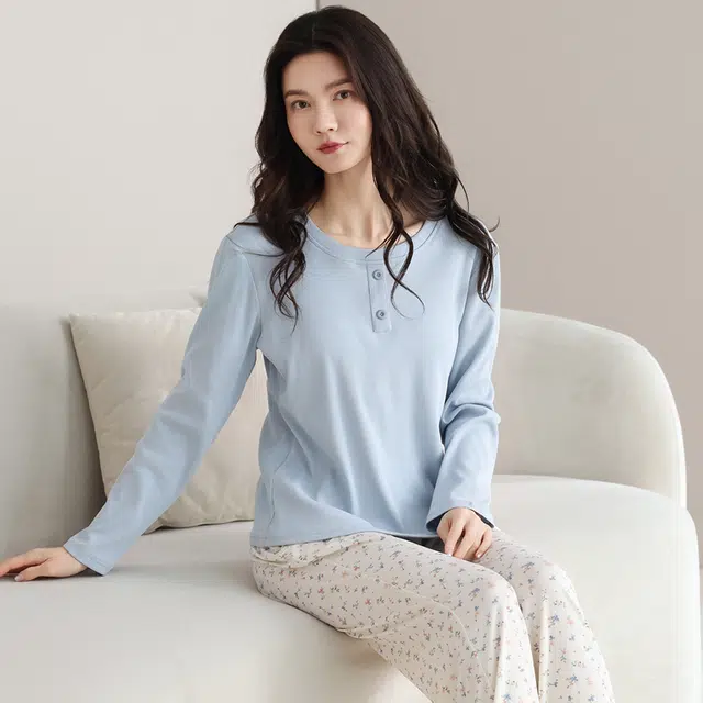 夏芬妍 时尚简约亲肤纽扣碎花纯棉螺纹带胸垫圆领套头家居服舒适休闲长袖长裤可外穿春秋款睡衣套装 女款 蓝白色