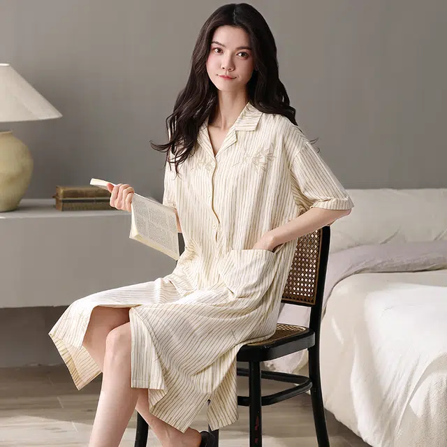 夏芬妍 简约亲肤条纹竹叶开衫舒适休闲翻领时尚可外穿短袖睡裙 女款 杏色